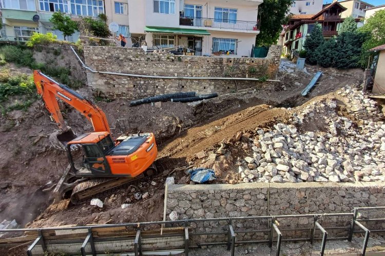 İzmit'te tehlike arz eden istinat duvarı yenilendi