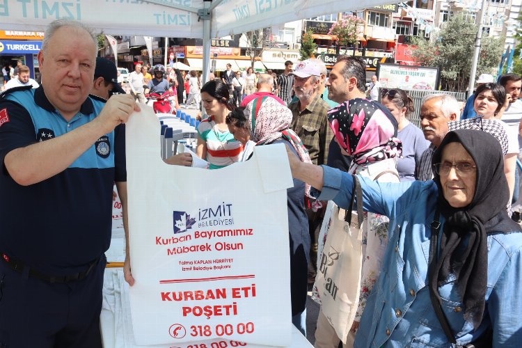 İzmit'te vatandaşlara kurban poşeti dağıtıldı