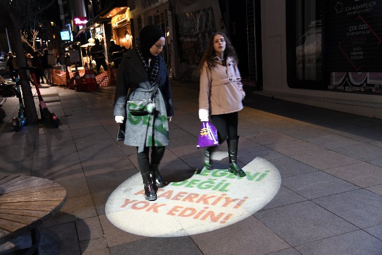 Kadıköy'de sokaklar kadın sözleriyle aydınlandı