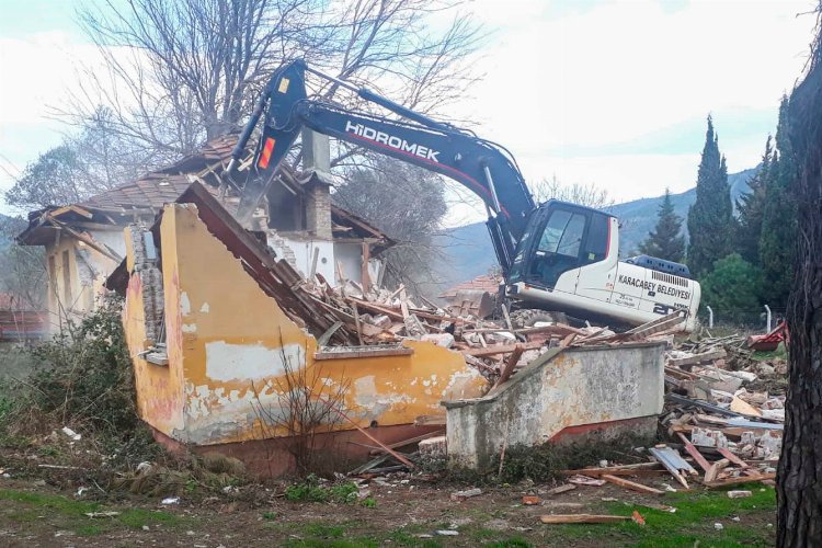 Karacabey'de metruk bina yıkımları son sürat