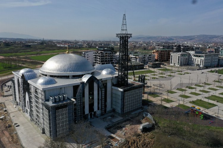 Kartepe Kent Meydanı Camii’ne çelik minare