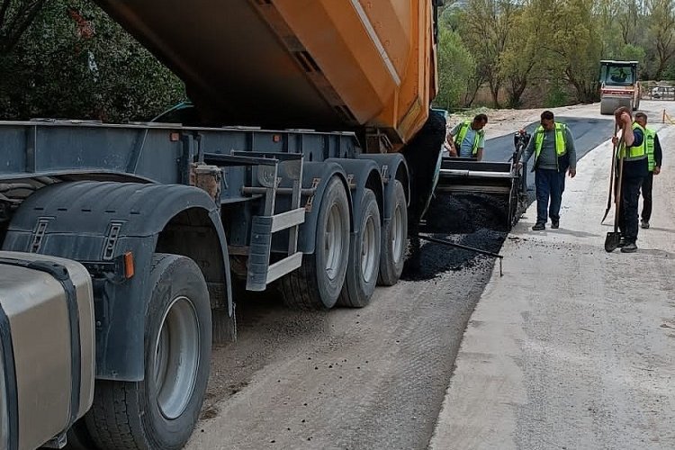 Kayseri Akkışla'da sıcak asfalt çalışması