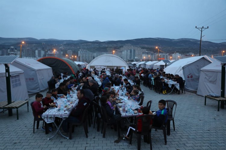 Kayseri Melikgazi Belediyesi'nden çadırkentte iftar sofrası