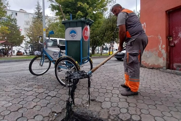 Kayseri Melikgazi'de yağmur suyu kanallarına özel mesai