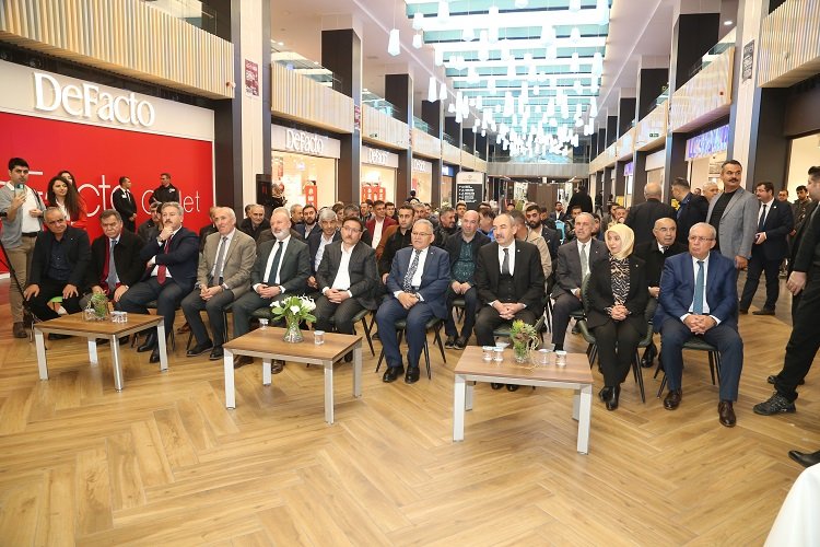 Kayseri protokolü indirim festivaline katıldı