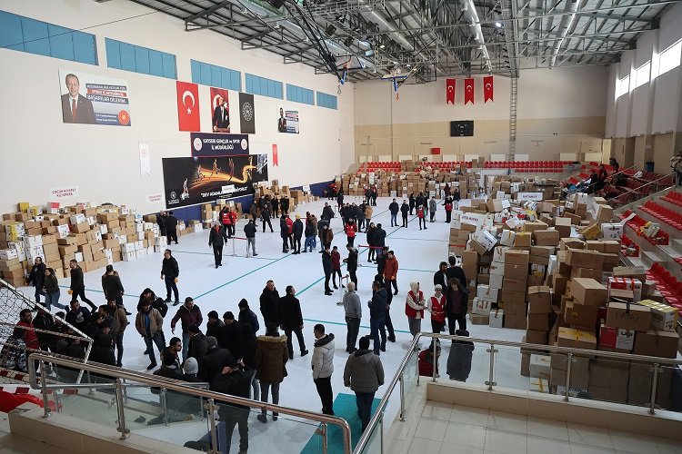 Kayseri Talas Avrupa'dan gelen yardımları dağıttı