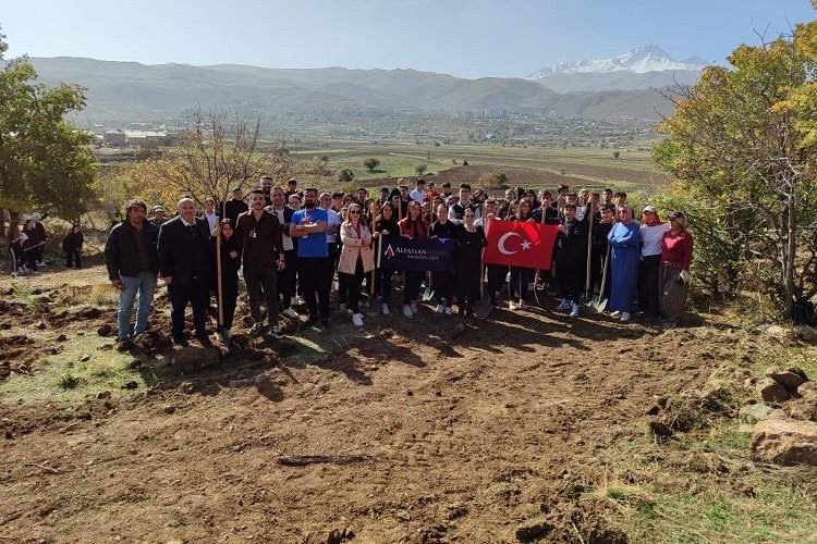 Kayseri Talas'ta ağaç dikme mesaisi bitmiyor