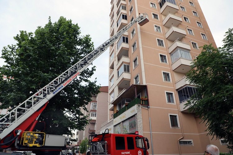 Kayseri Talas'ta arılar oğul verdi