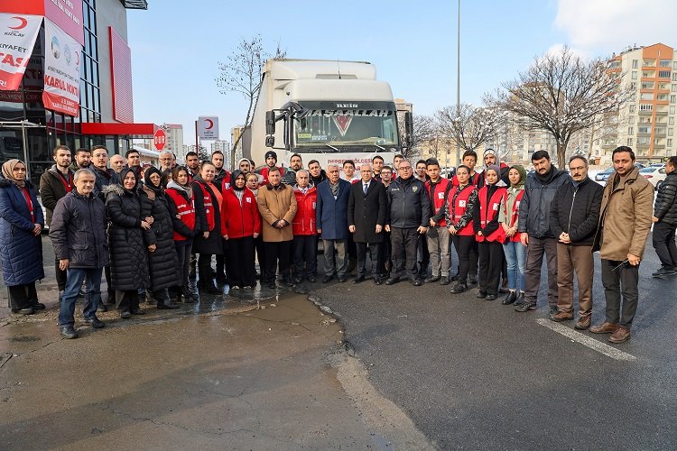 Kayseri Talas'tan deprem bölgesine 4'.üncü tır