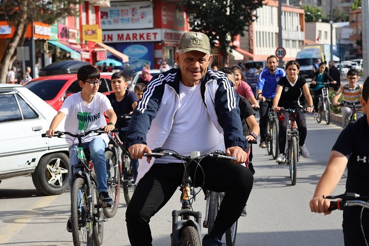 Kayseri Yahyalı Belediyesi'nden çocuklara karne eğlencesi