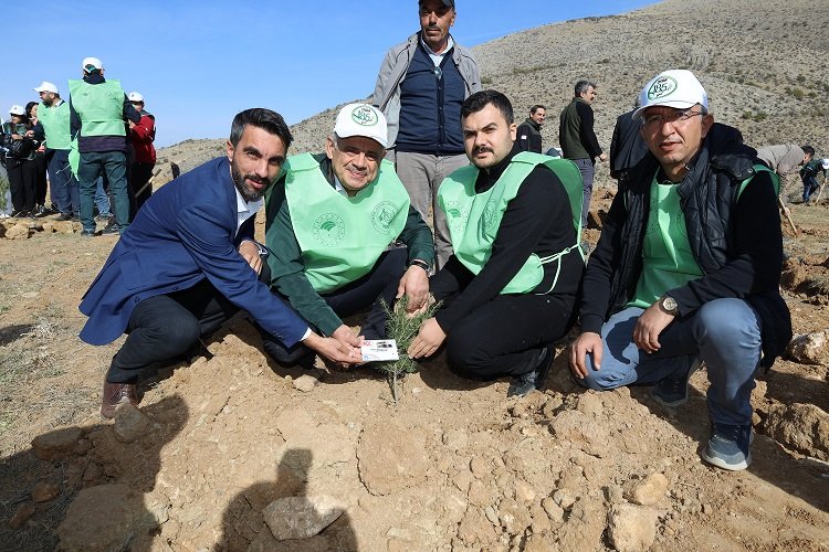 Kayseri Yahyalı'da binlerce fidan toprakla buluştu