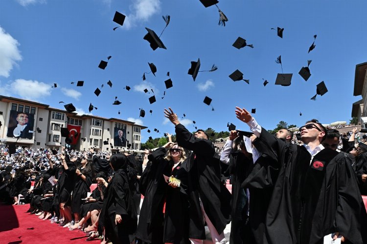 Koç Üniversitesi 30. dönem mezunlarını verdi