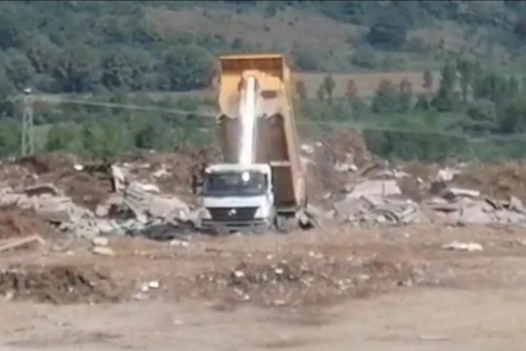 Kocaeli Büyükşehir Belediyesi İzmit'in arazisine kaçak moloz dökerken yakalandı!