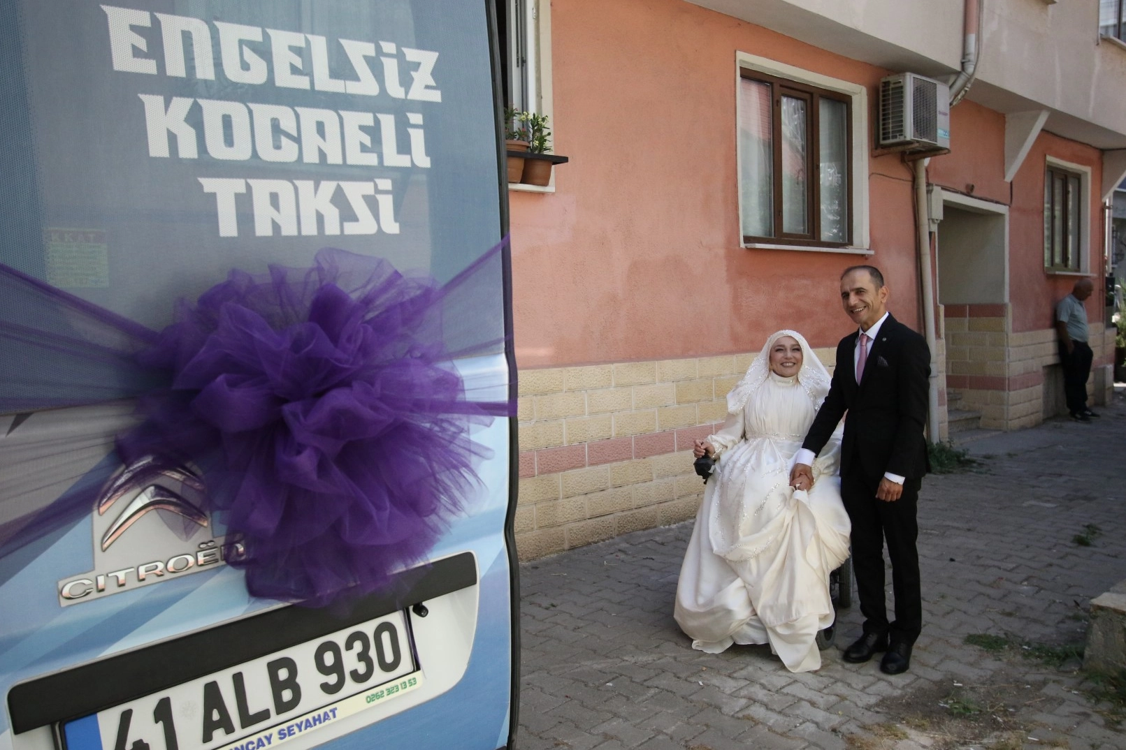 Kocaeli'de 'Engelsiz Taksi' gelin arabası oldu