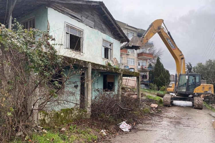 Kocaeli Gölcük'te riskli binalar yıkılıyor