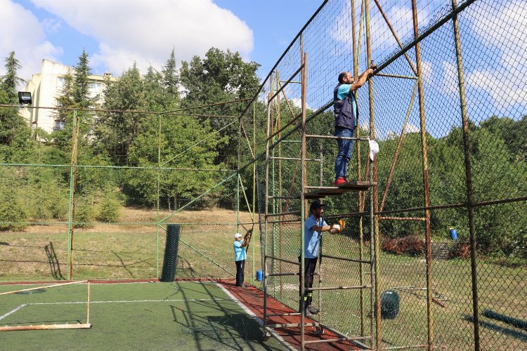 Kocaeli İzmit'te futbol sahalarına bakım