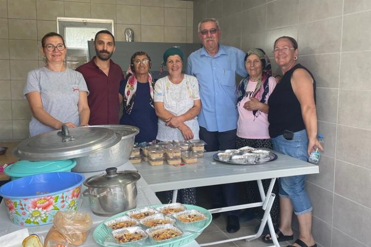 Kocaeli İzmit'te Mecidiyeköy’de aşure ikramı