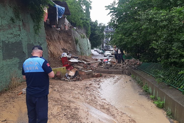 Kocaeli İzmit'te istinat duvarı çöktü