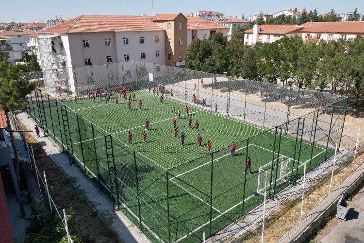 Konya Ereğli'de 8 okula halı saha kazandırıldı