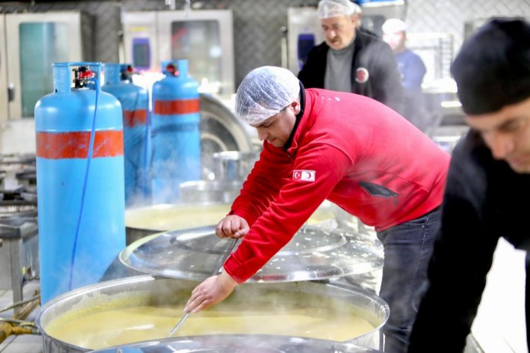 Kızılay'dan sıcak yemek ulaştırmaya devam