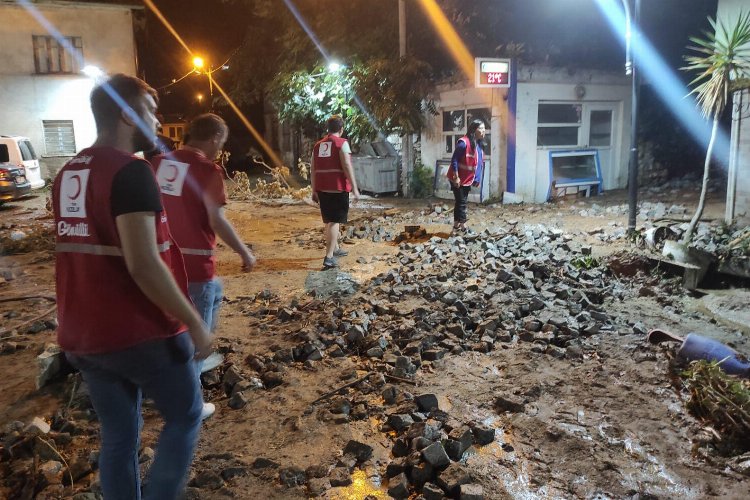 Kızılay gönüllüleri Mudanya'daki selzedelerin ihtiyacını gideriyor