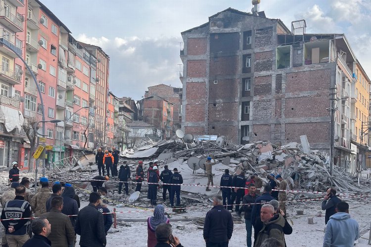 Malatya'da ağır hasarlı 5 katlı bina çöktü