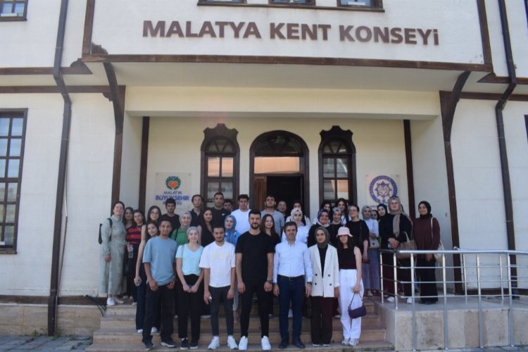 Malatya Kent Konseyi'ne öğrencilerden ziyaret