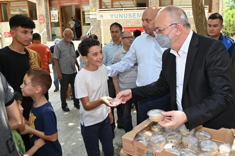 Manisa'da Başkan Ergün'den arife günü helva ikramı