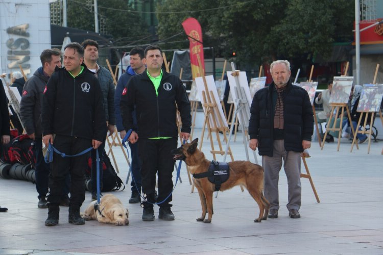 Manisa'da depremde kaybedilen vatandaşlar anıldı