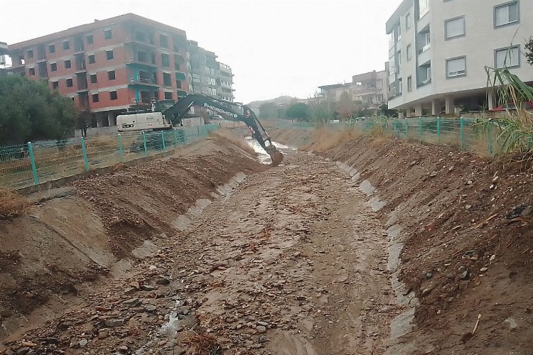 Manisa'da derelerden çıkan çöpler yine şaşırtmadı