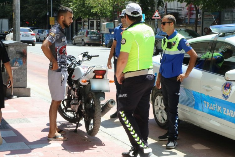 Manisa'da kaldırımlarda motosiklet avı!