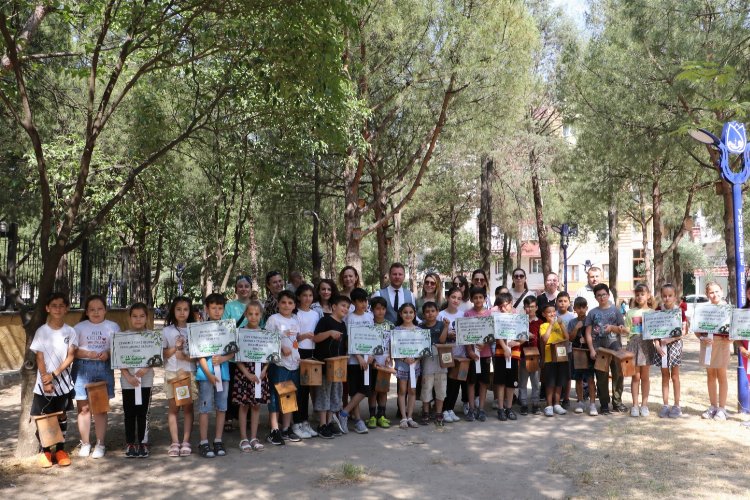 Manisa'da minik ellerden kuşlara yuva