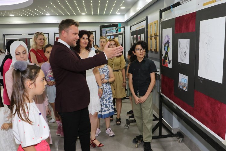 Manisa'da öğrencilerden yılsonu sergisi