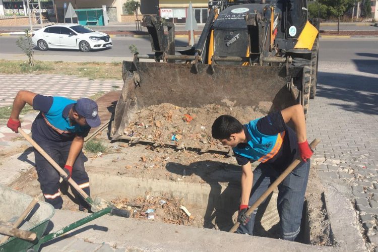 Manisa'da olası taşkınlara karşı ızgaralar temizleniyor