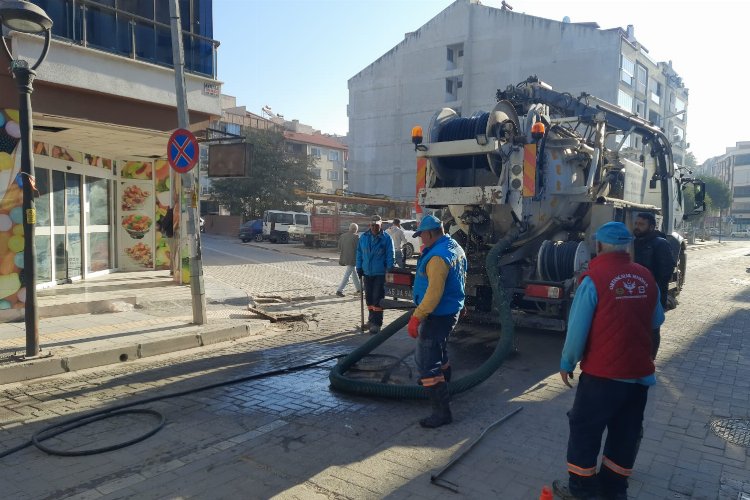 Manisa'da yağmur suyu ızgaraları temizlendi