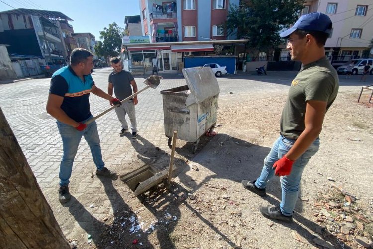 Manisa'da yağmur suyu ızgaralarında temizlik sürüyor