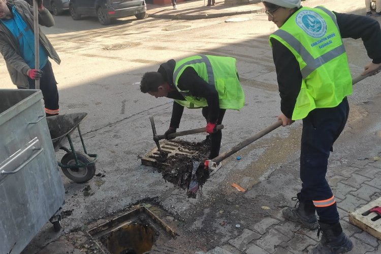 Manisa'da yağmursuyu ızgaraları temizleniyor