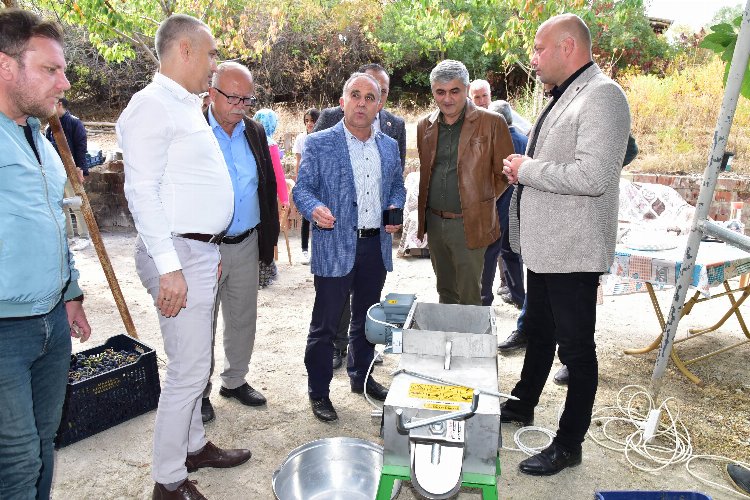 Manisa'dan Gördes'e üzüm sıkma makinası desteği