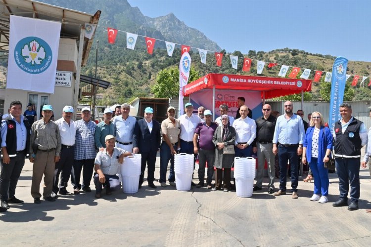 Manisa Şehzadeler'de 16 bin sepet dağıttı