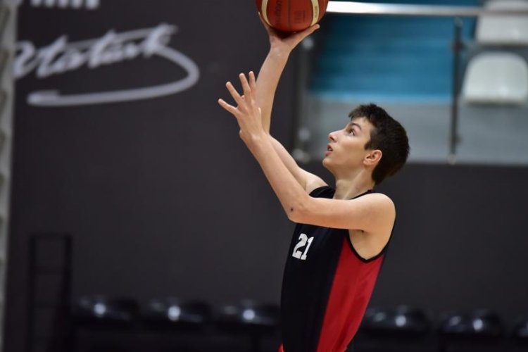 Manisa U-16 Basketbol takımı bölge şampiyonasına hazırlanıyor