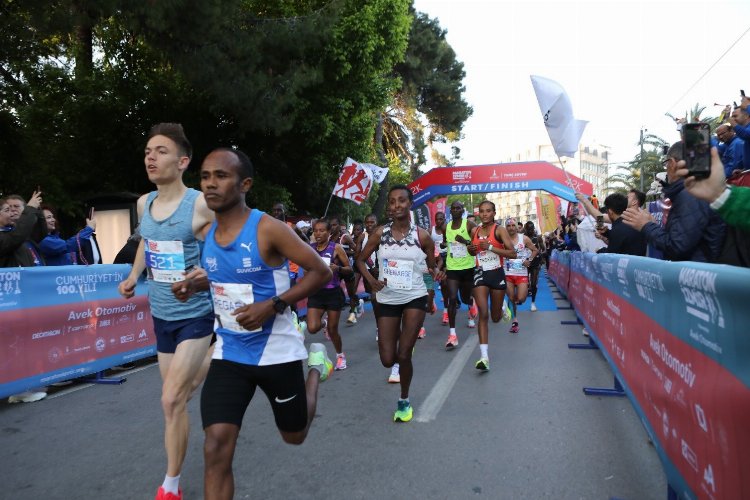 Maraton İzmir'de nefes kesen yarış