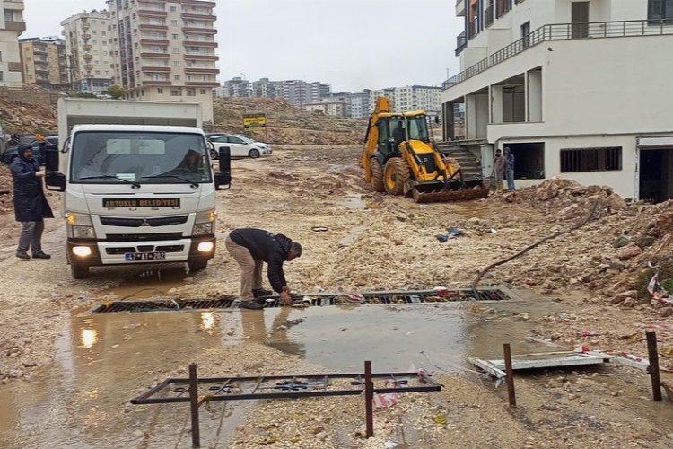 Mardin Artuklu Belediyesi ekipleri sağanak yağış mesaisinde