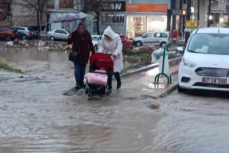 Mardin'de sağanak yağış hayatı felç etti