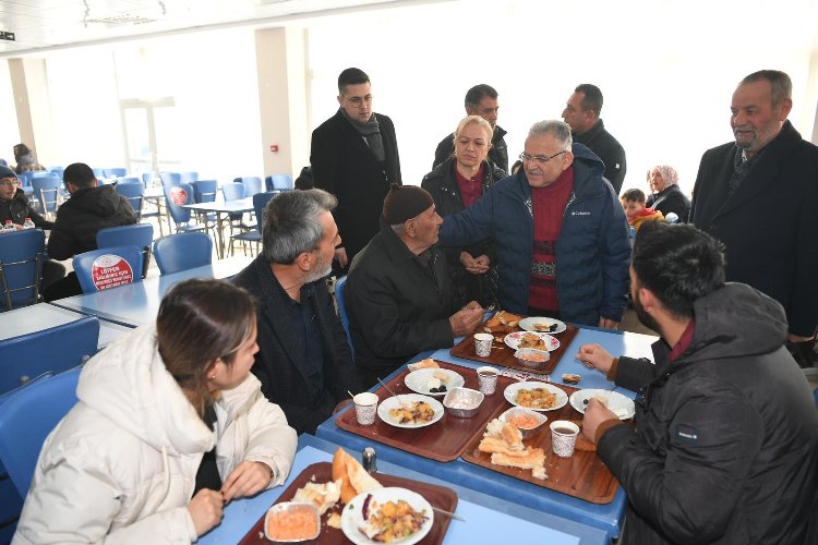 Memduh Büyükkılıç'tan depremzedelere ziyaret