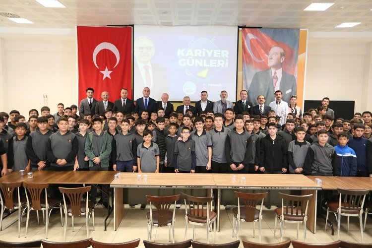 Memduh Büyükkılıç'tan Kariyer Günleri'nde deneyim paylaşımı