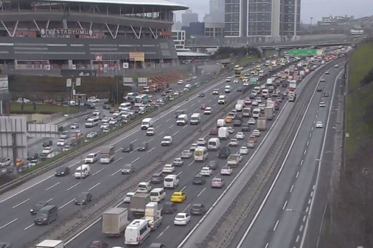 Meteorolojik uyarı İstanbul'da trafiği yoğunlaştırdı