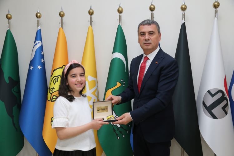 Minik Zeynep Başkan Şimşek'ten geri dönüşüm kutuları istedi