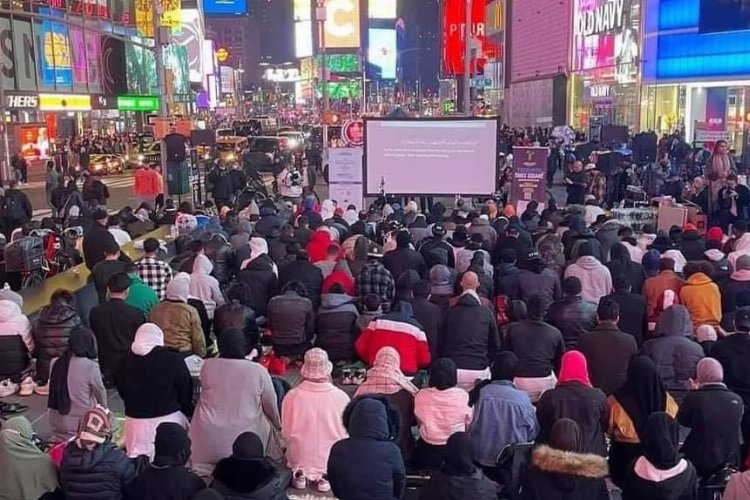 Müslümanlar Times Meydanında iftar açtı ve teravih kıldırdı