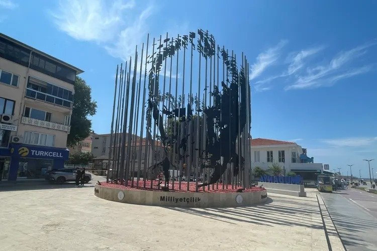 Mudanya'da Atatürk İlkeleri Anıtı beğeni topluyor