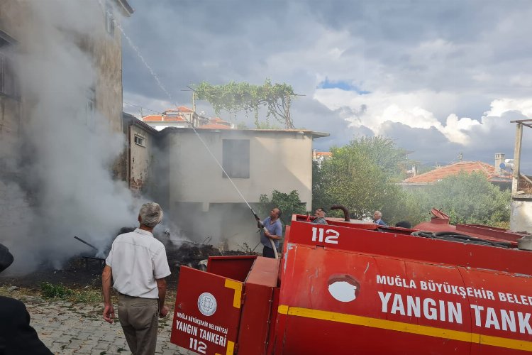 Muğla'da yangına ilk müdahale tankerleri görevde